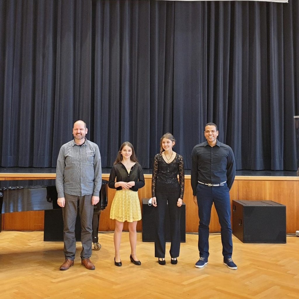 Von links: Ole Abraham (Klavierbegleitung), Fiona Kirr, Hannah Mattes, Dennis Marr (Gesangslehrer)